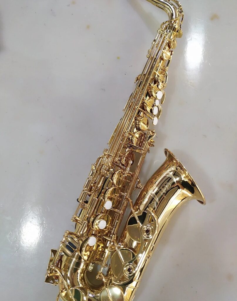 Komplet guldfarvet altsaxofon