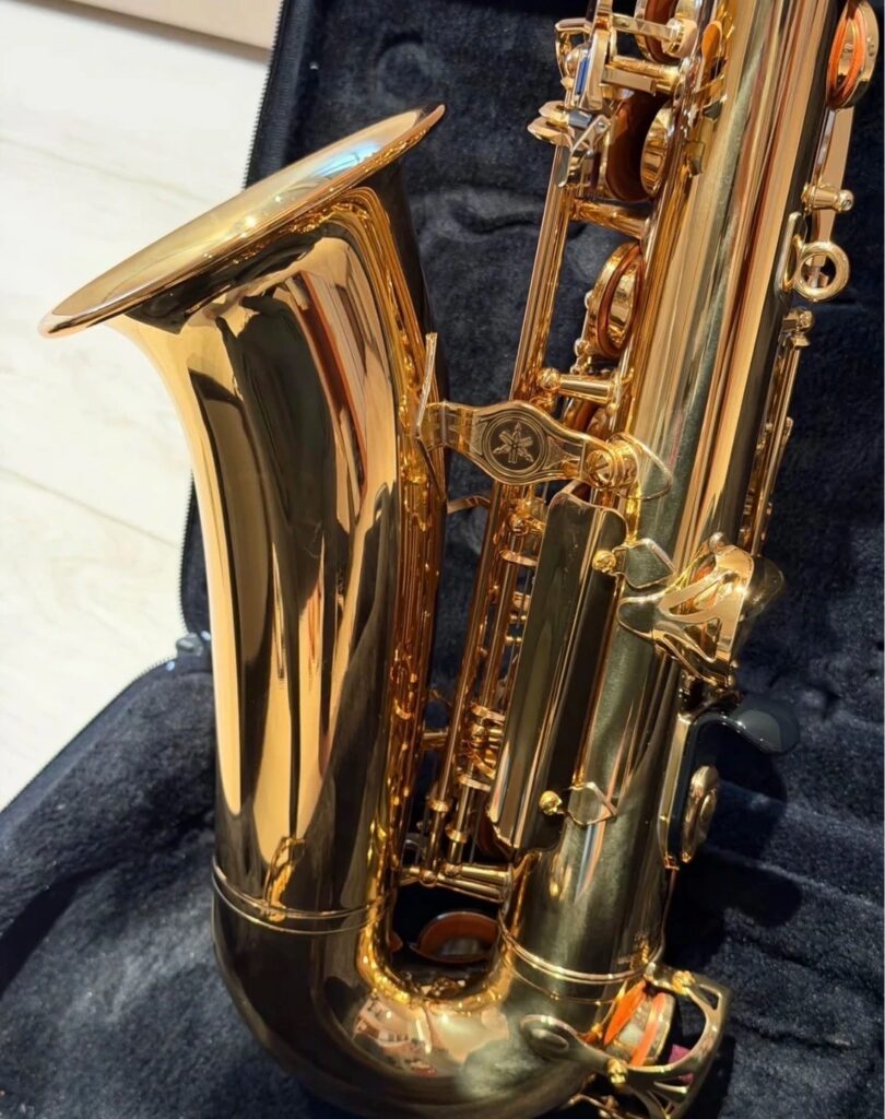 Guldfarvet Yamaha YAS-280 altsaxofon i kufferten