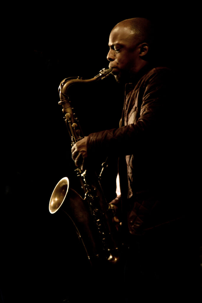 Musiker der spiller tenorsaxofon på en scene