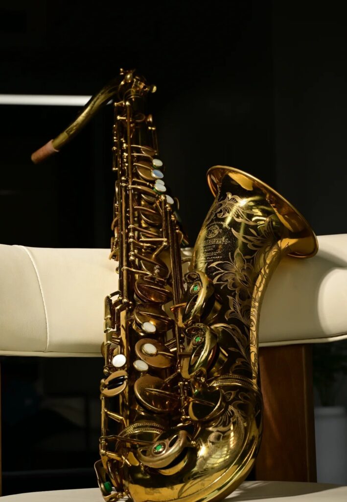 Vintage Selmer Alt-Saxophon auf einem Sofa