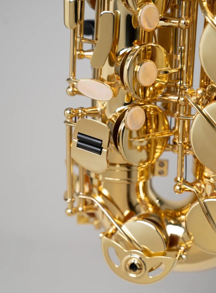 Nahaufnahme der goldenen Klappen eines Alt-Saxophons