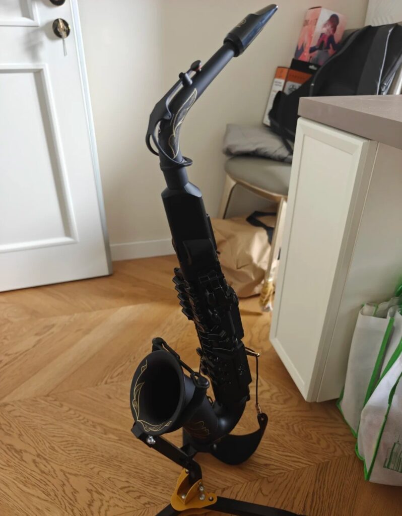 Schwarzes elektronisches Saxophon auf einem Ständer