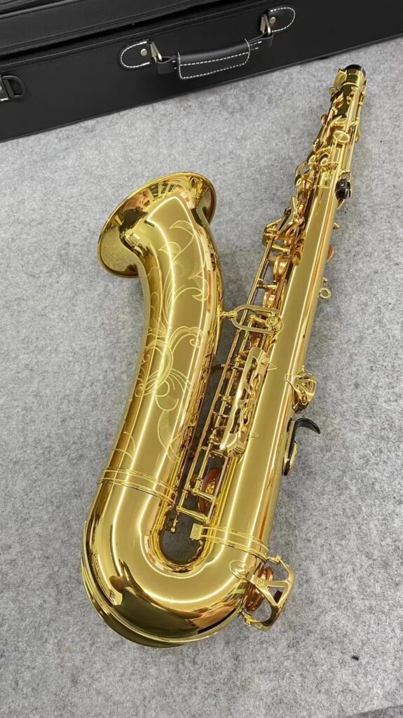 Goldenes Yamaha Tenor-Saxophon auf dem Boden