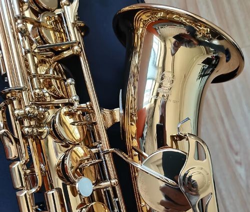 Nahaufnahme von Becher und Klappen eines Yamaha Saxophons