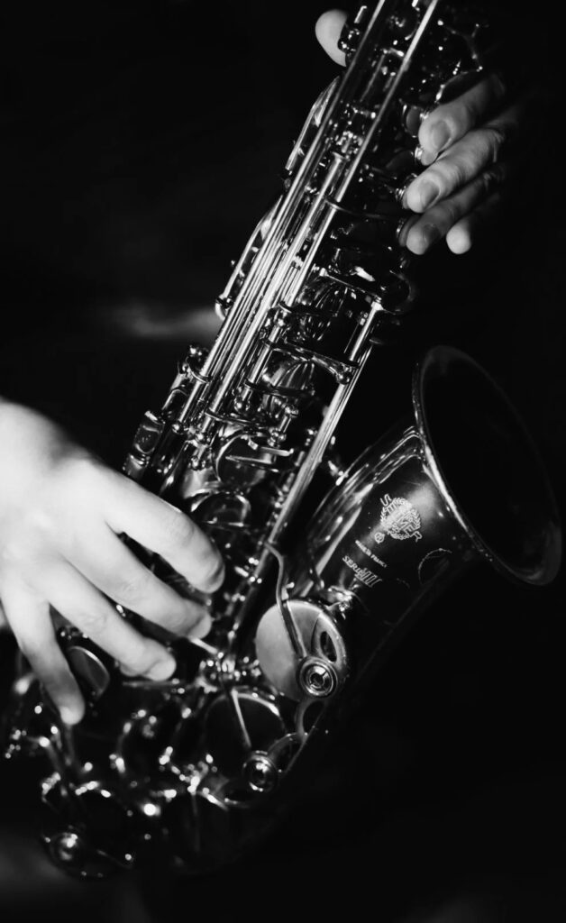 Schwarz-Weiß-Nahaufnahme von Händen, die Saxophon spielen