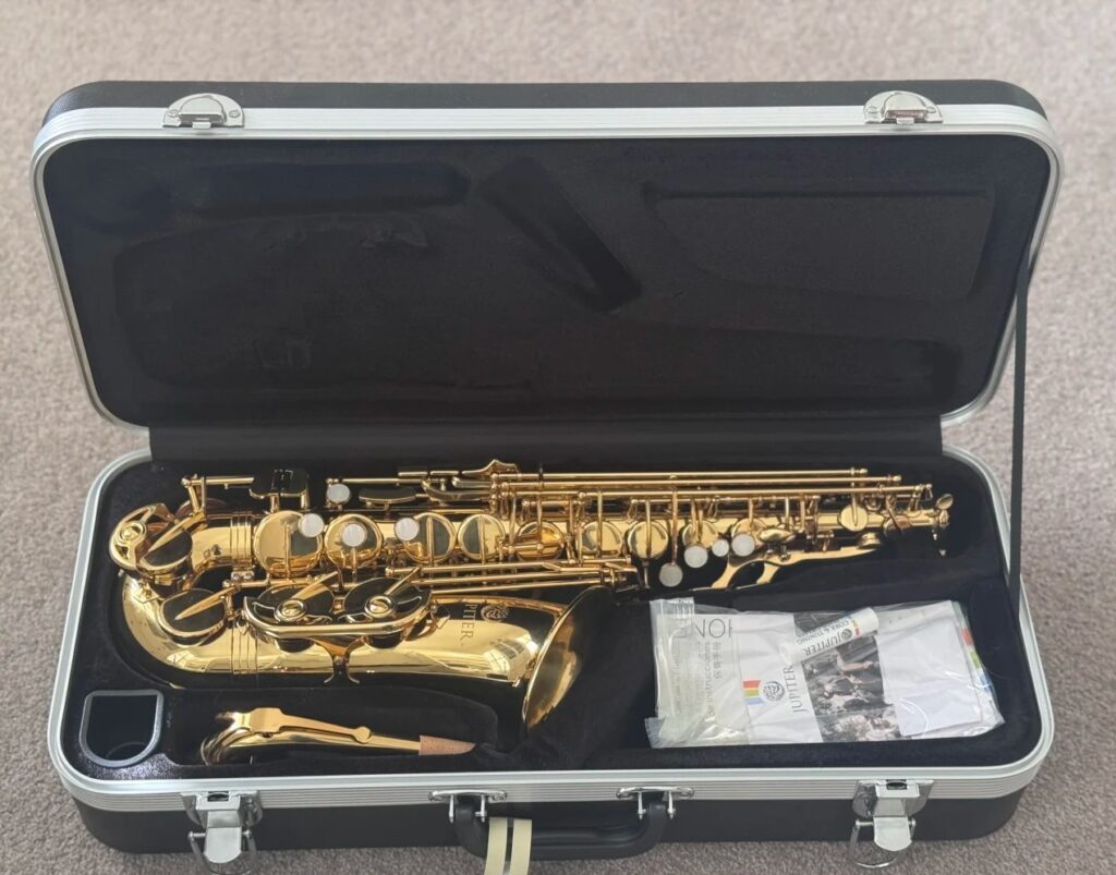 Saxofón alto Jupiter JAS500 en su estuche rígido
