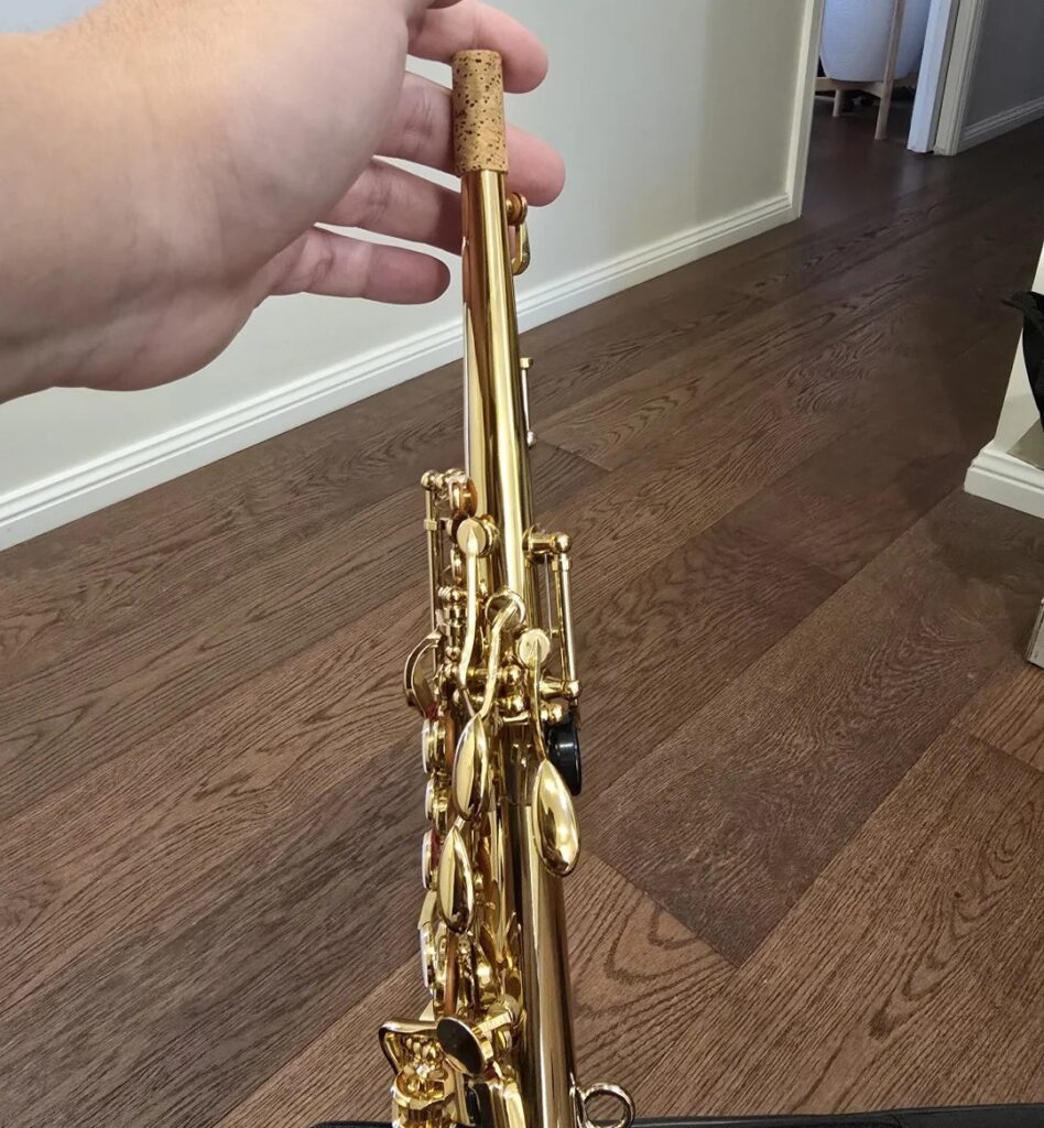 Primer plano de la parte superior de un saxofón soprano Yamaha YSS-475