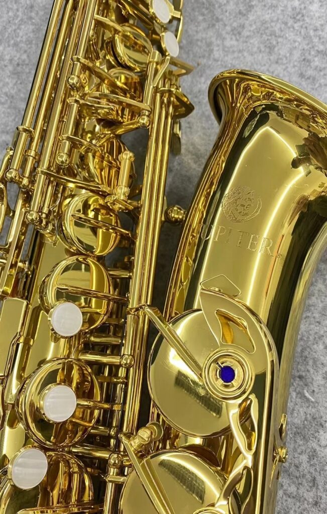 Zbliżenie czary saksofonu altowego Jupiter JAS700