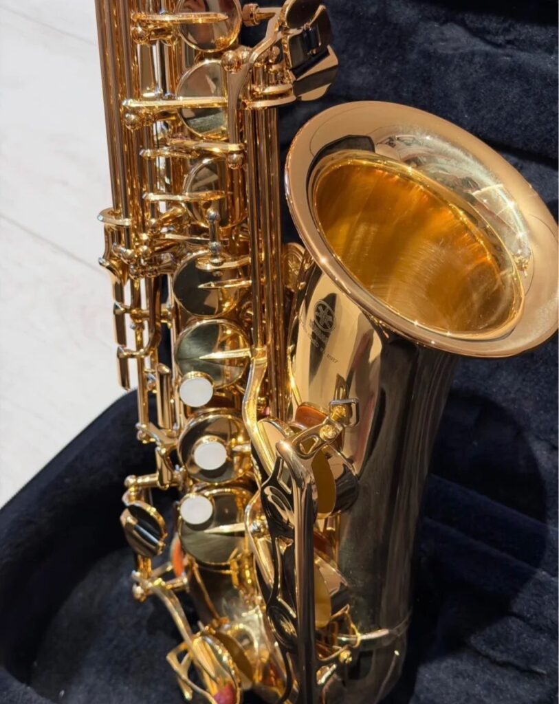 Zbliżenie czary i logo Yamaha saksofonu YAS-280