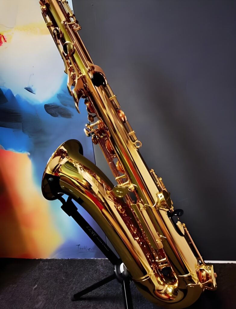 Złoty saksofon tenorowy Yamaha YTS-280 na stojaku