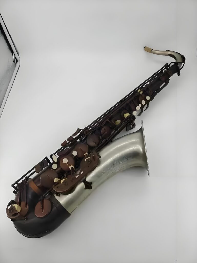 Zużyty zabytkowy saksofon tenorowy ze srebrną czarą