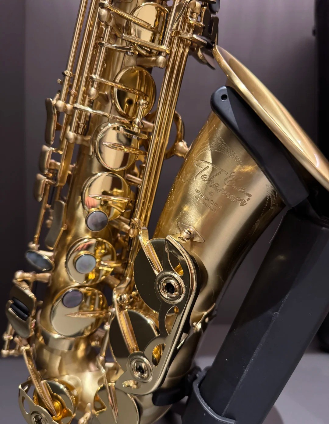 Selmer SA80 II - détail mécanique et finition pavillon Détail de la mécanique et du pavillon doré du saxophone Selmer SA80 II - finition haut de gamme