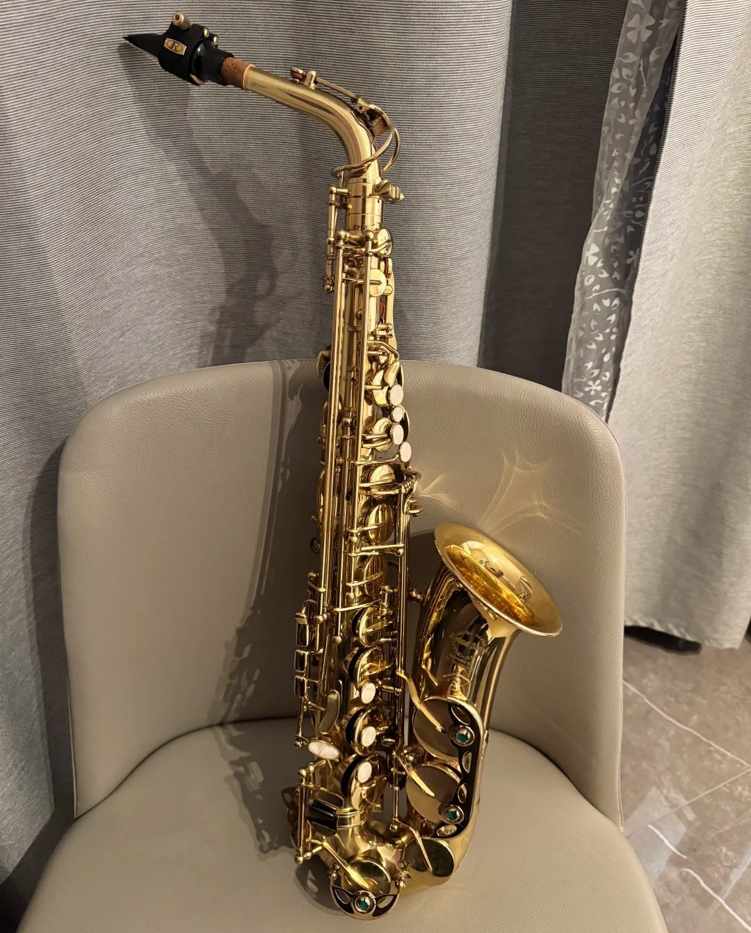 Adulte débutant pratiquant le saxophone avec méthode et plaisir