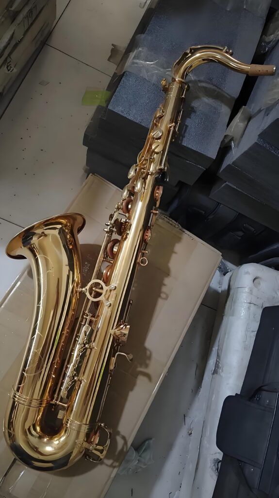 Saxophone ténor doré complet en lumière naturelle - finition esthétique du Yamaha YTS-280