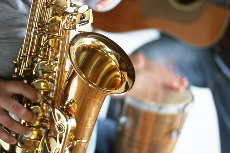Saxophone alto pour débutant - guide d'achat à moins de 500 euros Saxophone alto doré pour débutant accompagné d'une guitare et d'un djembé - achat à moins de 500€