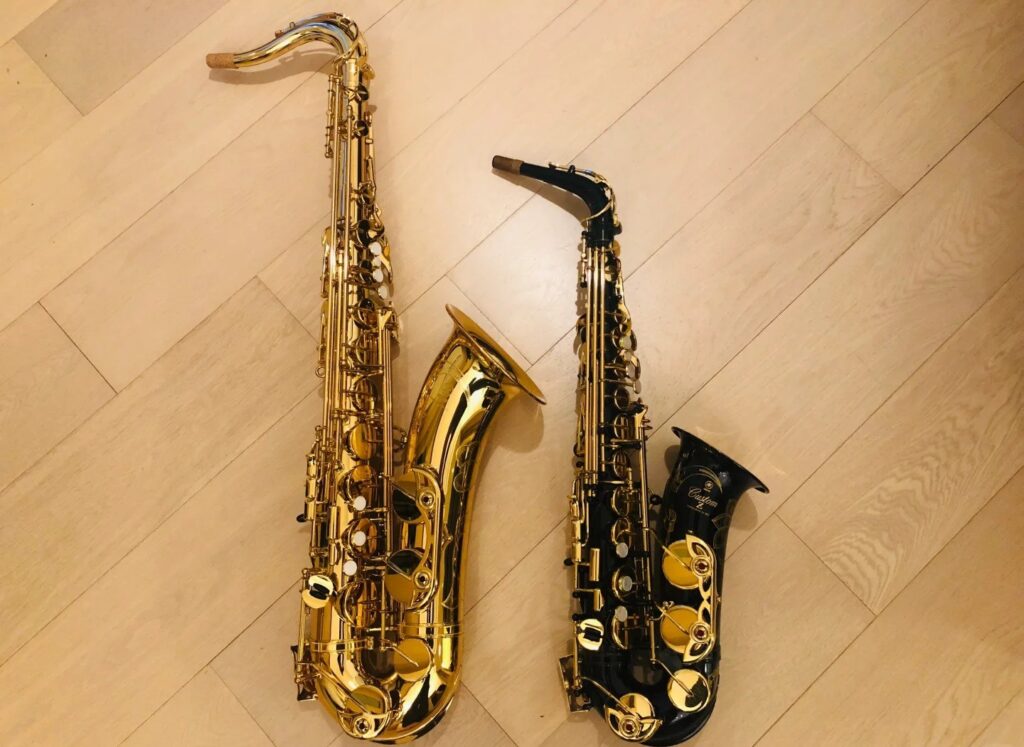 Saxophone Yamaha ténor doré et saxophone alto Yamaha Custom noir - comparatif des modèles