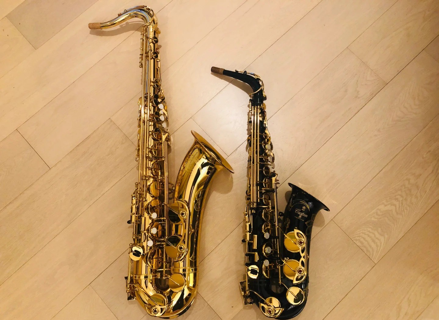 Saxophone Yamaha ténor doré et saxophone alto Yamaha Custom noir - comparatif des modèles