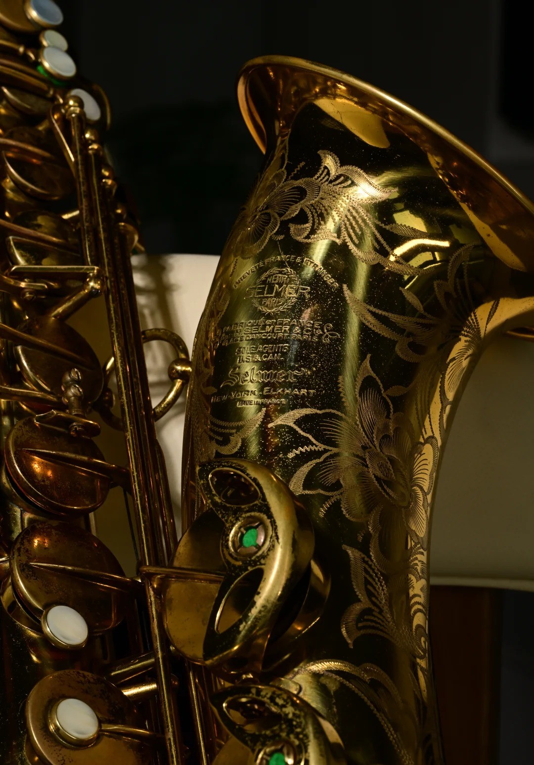 Saxophone Selmer Paris vintage doré avec gravure florale sur le pavillon - héritage Mark VI