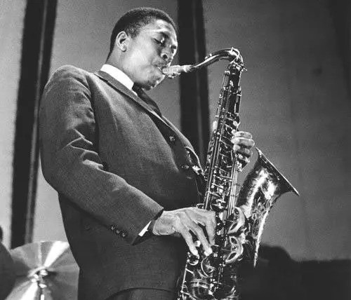 Saxophoniste de jazz vintage en noir et blanc - quel saxophone choisir pour jouer du jazz