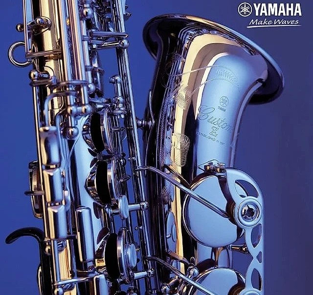 Gros plan sur la mécanique et le pavillon gravé du saxophone Yamaha Custom Z - gamme professionnelle