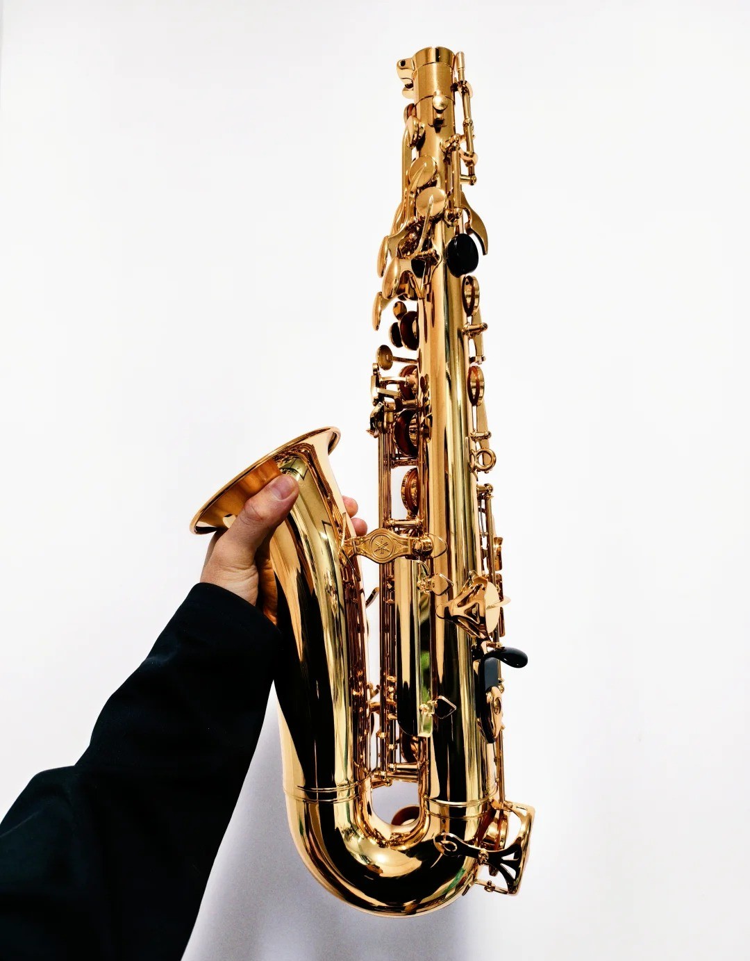 Saxophone alto Yamaha YAS-280 tenu en main, idéal pour débutant sérieux