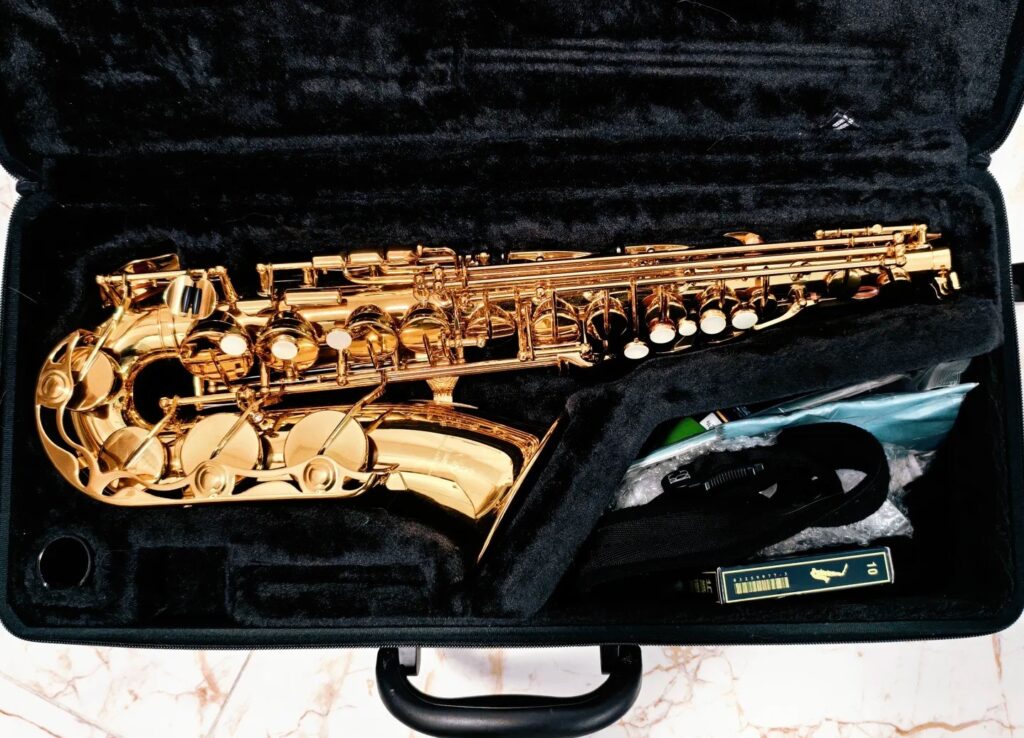 Yamaha YAS-280 saxophone alto pour débutant avec étui et accessoires